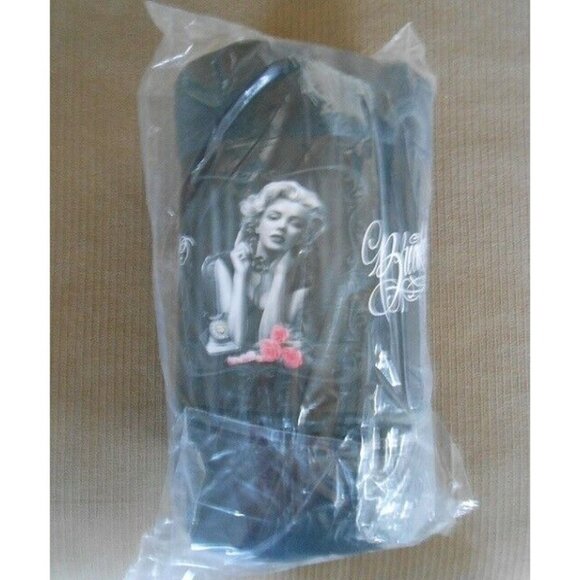 New Marilyn Monroe Heartbreaker Fleece Throw Gift Blanket Roses DGA Art Soft - Picture 3 of 3